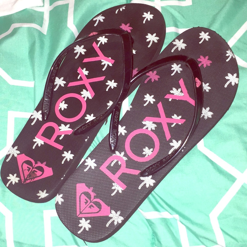 Black roxy flip flops